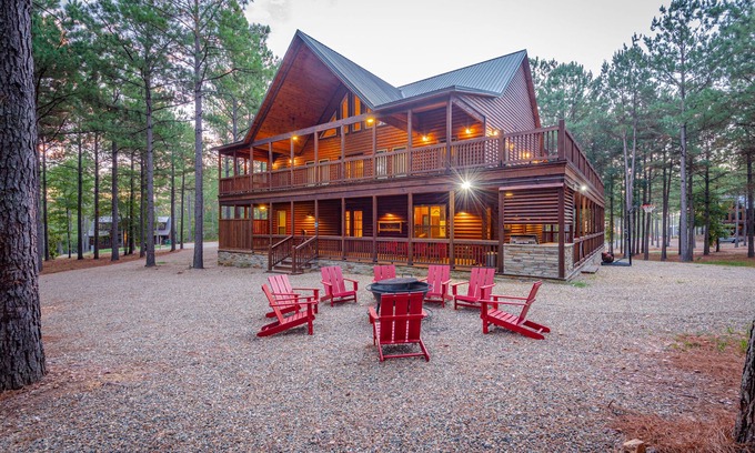 Broken Bow Cabin | BOOMERANG HIGH LUXE Modern 7 Bedroom Walking distance to Pine Hill Pond