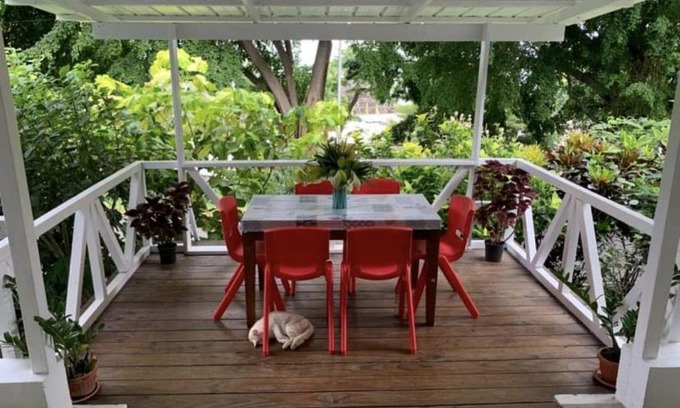 Nunue House | Bora Red Hibiscus Lodge