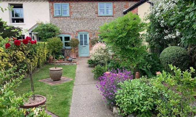 Briston Cottage | Border Cottage is the perfect couple's escape to the North Norfolk countryside.