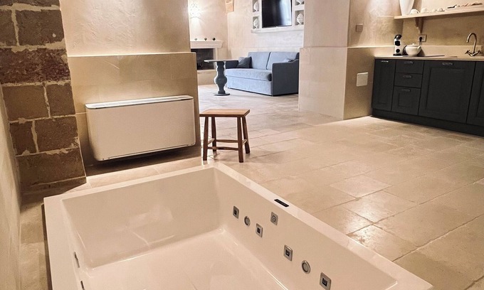 Felline Bed & Breakfast | Borgo Don Ciccio - King Suite with Jacuzzi + Patio