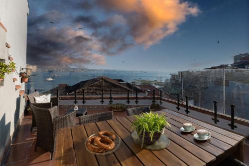 Kabatas Apartment | Bosphorus view-Airport shutle-High Speed WIFI-Private parking