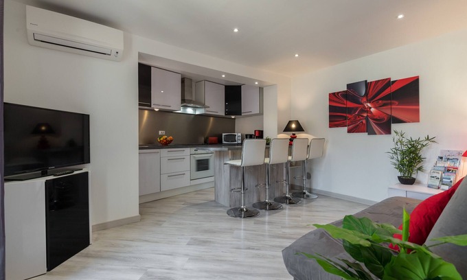 Roquebrune-Cap-Martin Apartment | Bottom of 2-room house with terrace, Jaccuzi, renovated, 200 m from the beach