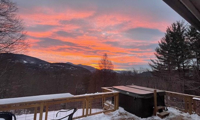 Bartlett House | Boulder Ledge Chalet w/Stunning Views of Mt Washington Valley