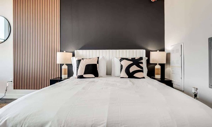 Downtown Phoenix Apartment | Boulevard Stays Sleek Studio Pool, Gym, & Zero Parking Fee