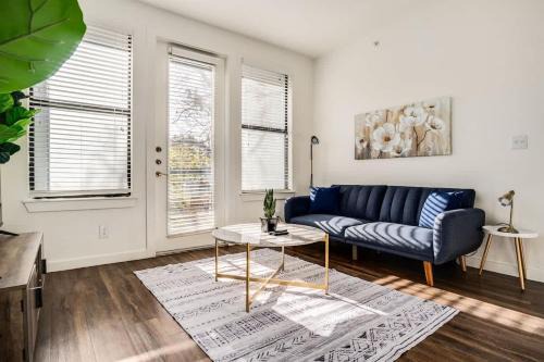 Travis Heights Apartment | Boulevard Stays Walk to Downtown 1BR SoCo Pool Parking Gym 06