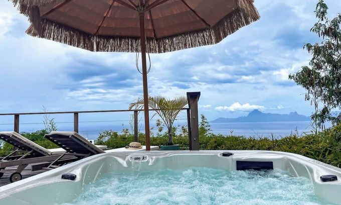 Punaauia House | Bounty Lodge - Private spa and view