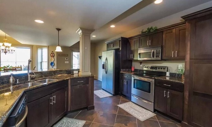 Lexington House | Bourbon Country's Clubhouse Year Round Pool Estate
