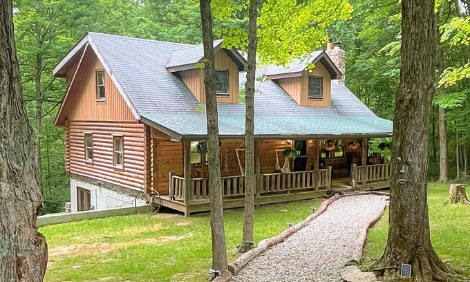 Mount Saint Francis Cabin | Bourbon Trail Chalet - 9 person hot tub - Secluded