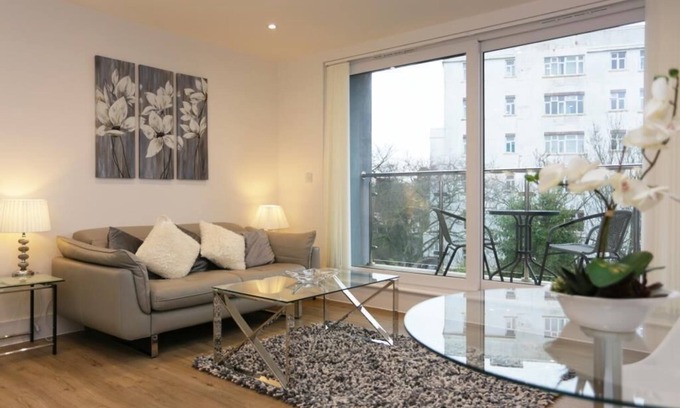 Bournemouth City Centre Apartment | BOURNECOAST: MODERN FLAT IN TOWN CENTRE WITH WIFI, BALCONY AND PARKING - FM6275