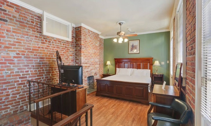 French Quarter House | Boutique Balcony Suite in NOLA’s Heart – Classic Vibe + Modern Comfort