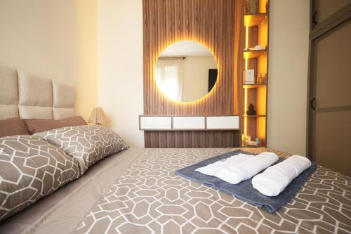 Tamariss Apartment | Boutique Beach Apartment - Pool Access - Netflix Ready