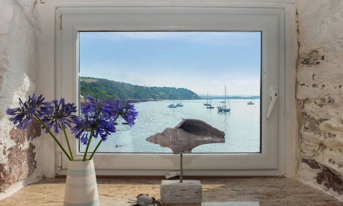Kingsand House | Boutique beach house right on the beach with amazing sea views!