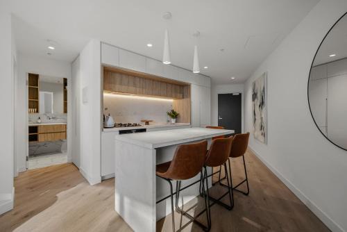 Melbourne Central Business District Apartment | Boutique Luxury CBD Stay Heated Pool Gym Sauna Steam