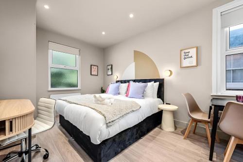 Peckham Apartment | Boutique Studio Sanctuary with Bespoke Kitchenette