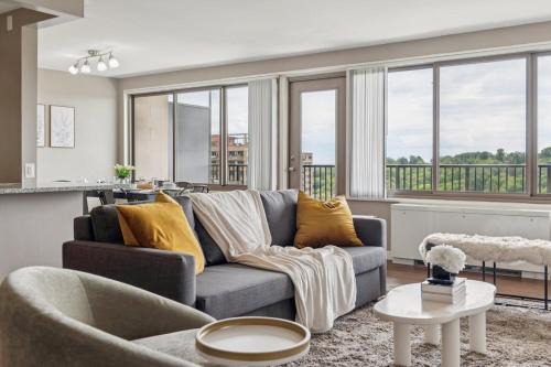 Crystal City Apartment | Boutique Suite-Sleeps 7-Free Parking-Balcony Views
