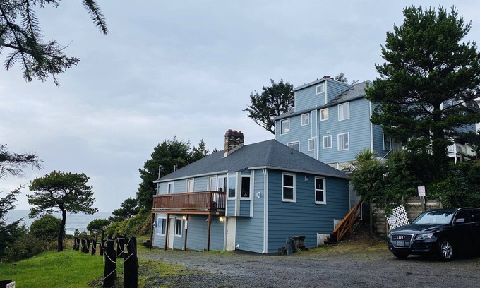 Lincoln City Apartment | BOUTIQUE, VINTAGE 1 BEDROOM OCEAN FRONT SUITE W/FULL KITCHEN, OCEAN & BEACH VIEW
