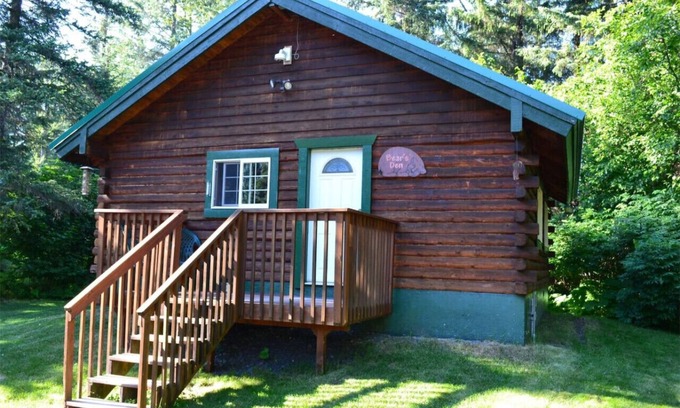 Bear Creek Cabin | Box Canyon Cabin Bear's Den Cabin - 2 bed, WI-FI