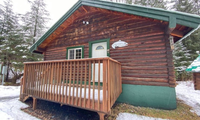 Bear Creek Cabin | Box Canyon Cabin "Fisherman's Cabin" - 3 bed, WIFI
