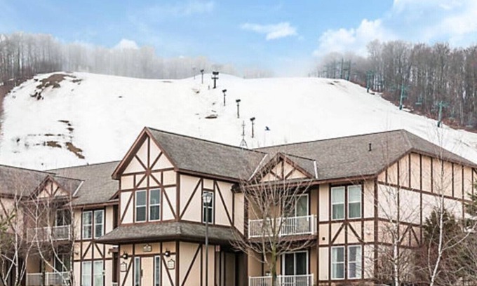 Boyne Falls Villa | Boyne Mountain 1 BR Condo (A), Full Kitchen, in-unit washer/dryer, fireplace
