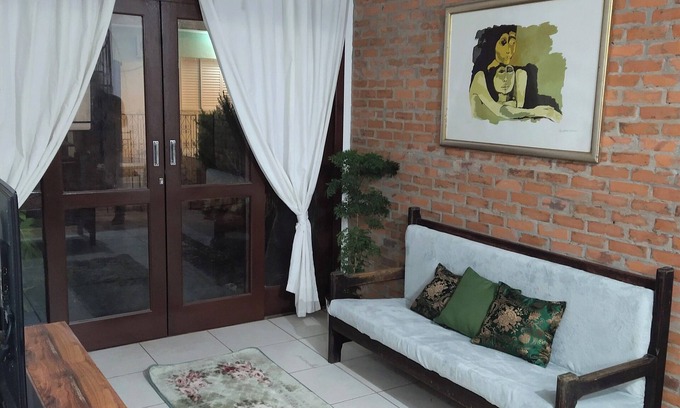 Costeira do Pirajubae House | Uma Excelente Opção Para Quem Chega na Ilha e Deseja Ficar no Centro de Tudo