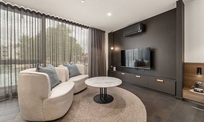 Braddon Apartment | Braddon Studio with BBQ Area