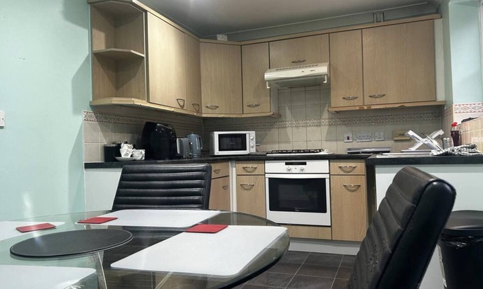 Oldbury House | Brades Rise Retreat - Cozy 3 Bedroom House