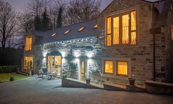 Fenay Bridge Cottage | BRADLEY MANOR, family friendly, with hot tub in Huddersfield