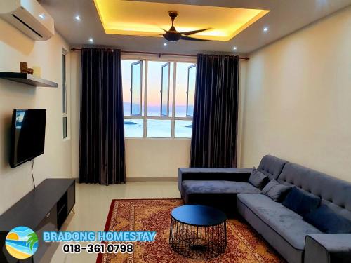 Kampung Tanjung Kapur House | BRADONG HOMESTAY - MUSLlM ONLY, 3 Queen Bedrooms, Seaview, Infinity Pool, Gym, near Drawbridge & KTCC Mall