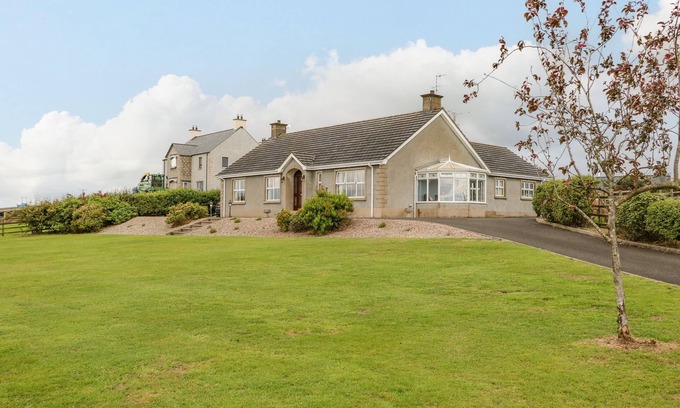 Ballymena Cottage | BRAESIDE FARM HOUSE, pet friendly, with hot tub in Cloughmills