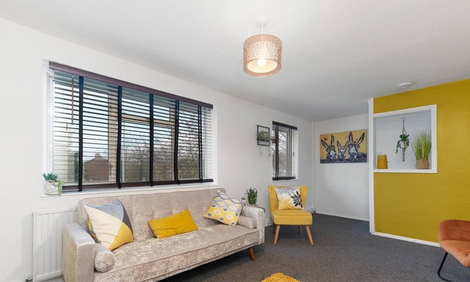 Hillingdon House | Brambles House West Drayton 3 Bedroom House