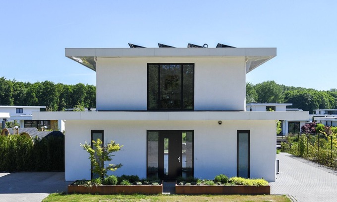 Zeewolde House | Brand-new 10-person waterfront villa with hot tub, sauna, trampoline and private jetty – perfect for a luxury family getaway.