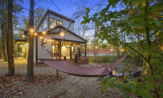 Broken Bow Cabin | *Brand New! 2021 Built* Modern/Champagne Bliss Cabin-2bd 3bth-Sleeps 8 - Hot tub