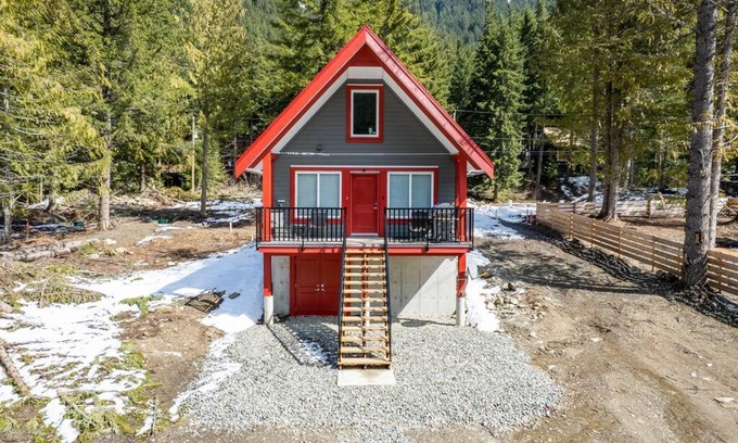 Sunshine Valley House | Brand New 3BR Cabin w/Indoor Fireplace and Laundry