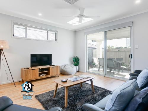 Encounter Bay House | Brand New 3BR So Close to Sea and Lake