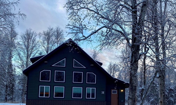 Fishhook House | Brand-new Alaskan custom home awaits you in the heart of Hatcher Pass!
