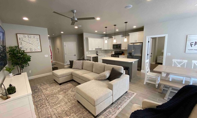 Hurricane Hotel | Brand new build 4B/3.5B in Zions Village w/Hot Tub