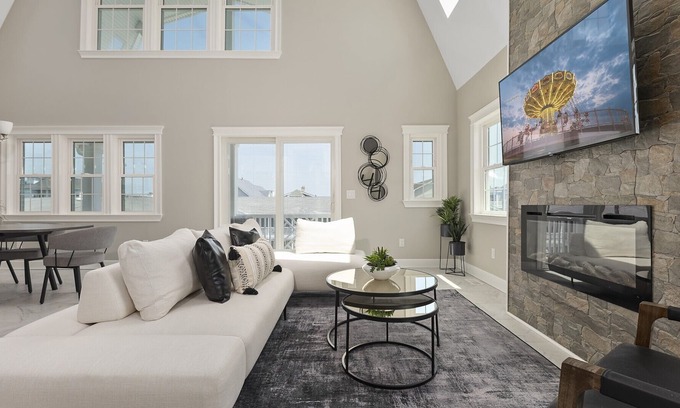 North End House | Brand New Construction on Beach Block w/Parking