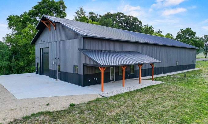 Cottage Grove House | Brand New Country Rustic Barn-R&R At It's Finest! Madison Area