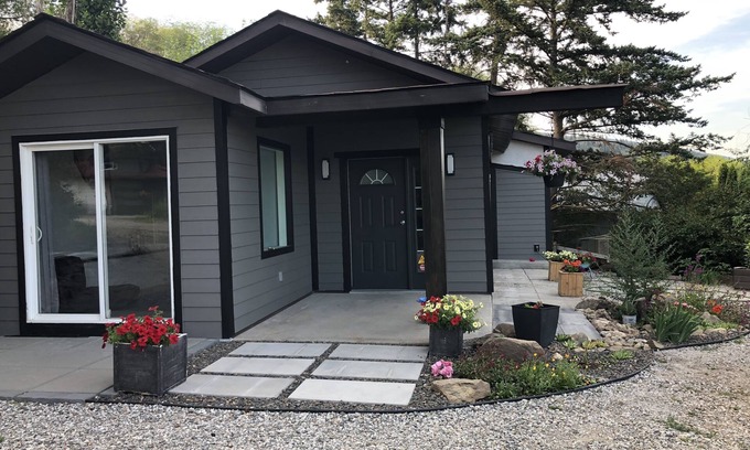 Vernon House | Brand new cozy bungalow on spacious private property overlooking Swan Lake.