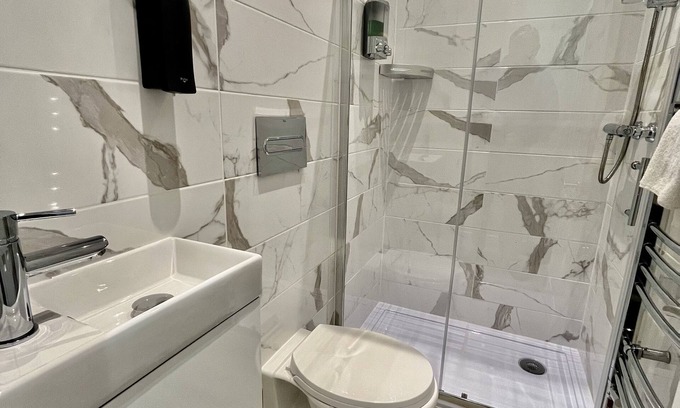 Runnymede House | BRAND NEW FULLY RENOVATED ENTIRE HOUSE SLEEPS 5 FREE PARKING, WI-FI & BREAKFAST