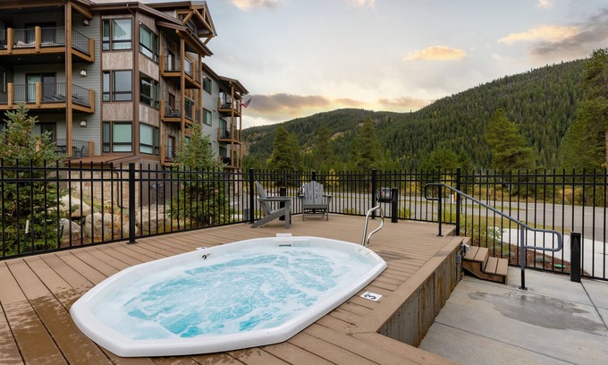Lakeside Village Condo | Brand New/Gorgeous Mountain Views/Shared Hot Tub/Steps to Keystone Lake!