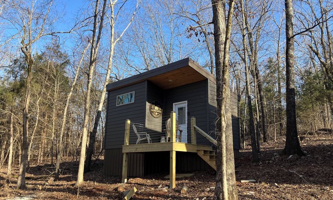 Mammoth Spring Cabin | Brand new Hillcrest cottage 1 mile from Mammoth Spring Park!