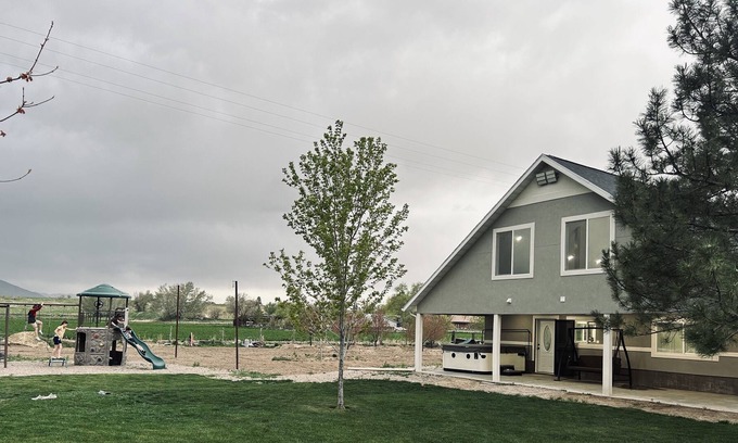 Leamington House | Brand New Home, hot tub, pool table, mountains, river float,dunes, rock hound