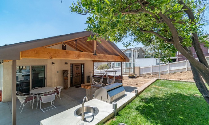 Orange House | BRAND NEW HOME | VIEW, FIRE PIT, BBQ & PUTTING GREEN