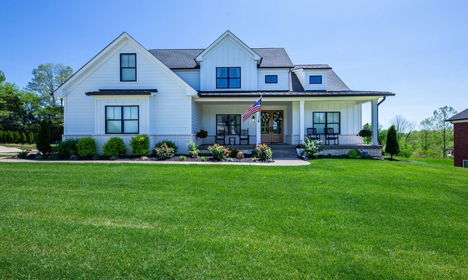 Buechel House | Brand New Home with Indoor Golf Simulator! 20 minutes from Kentucky Derby!