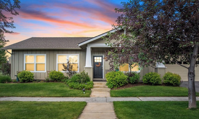 Old Farm District House | Brand New Hot Tub ~ Lovely Bend home ~ Fire pit ~ Dog Friendly ~ AC
