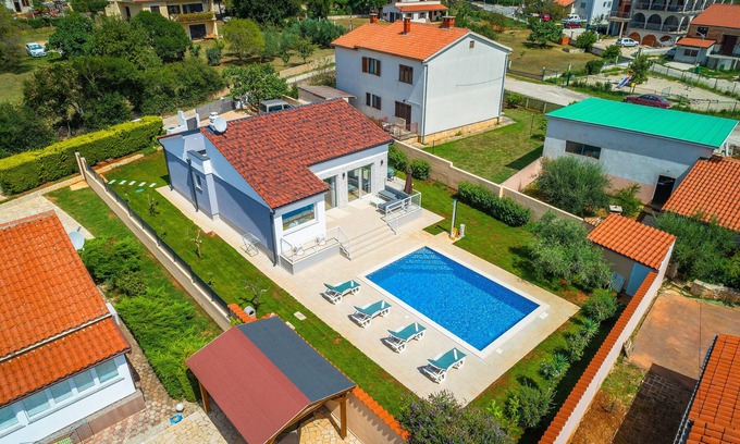 Pula House | Brand new house with swimming pool, two sleeping rooms, up to 6 people.