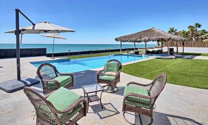 La Choya House | Brand New, Islas del Mar, Palacio de Sriracha by Kivoya