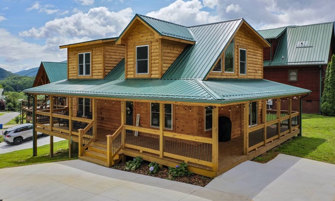 Maggie Valley Cabin | Brand New Log Cabin in the Valley, Elk Experience, Year Round Access