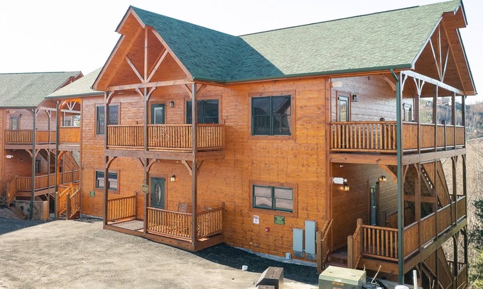 Gatlinburg Cabin | BRAND NEW/LUXURY CABIN-INDOOR HEATED POOL-AMAZING VIEW- HUGE ARCADE.
